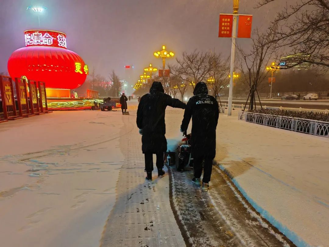 以雪为令 闻雪而动 向雪而行—市园林环卫集团全体干部职工坚守一线战冰雪